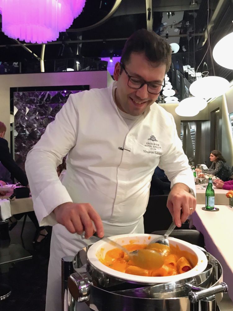 Gesti antichi di ospitalità: lo chef Vincenzo Lebano manteca in sala i Paccheri alla Vittorio, must have sia a Brusaporto che a Milano
