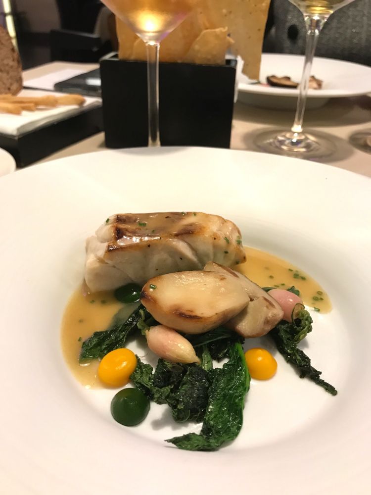 Pescato del giorno cotto in pentola con fondo alle erbe, cime di rapa, porcini
