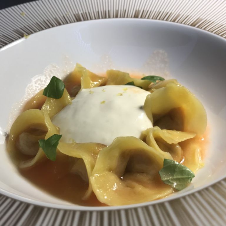 Tortelli ripieni di parmigiana di melanzane, mozzarella e colatura di pomodoro
