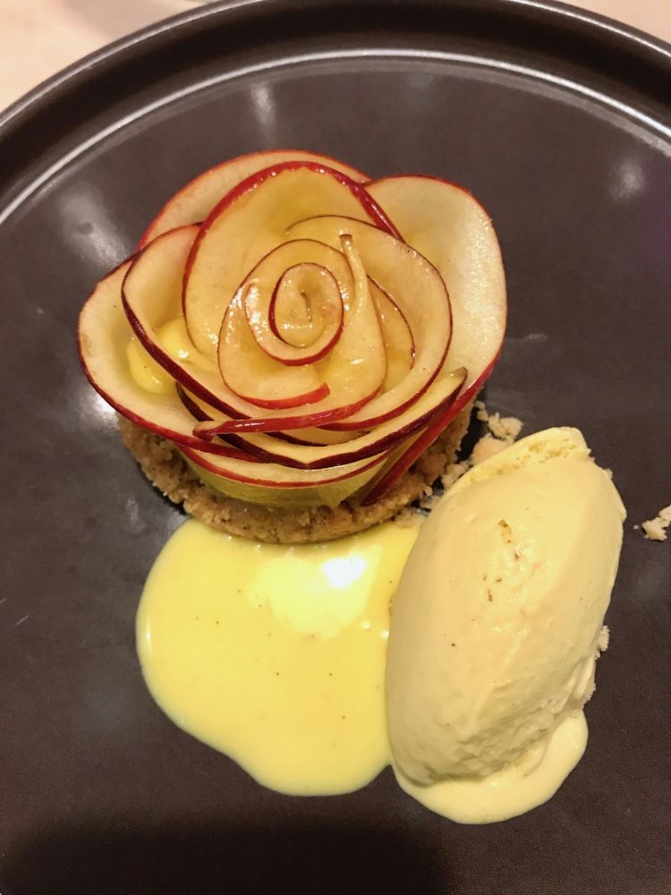 Tatin di mele, gelato alla fava tonka, biscotto alla cannella
