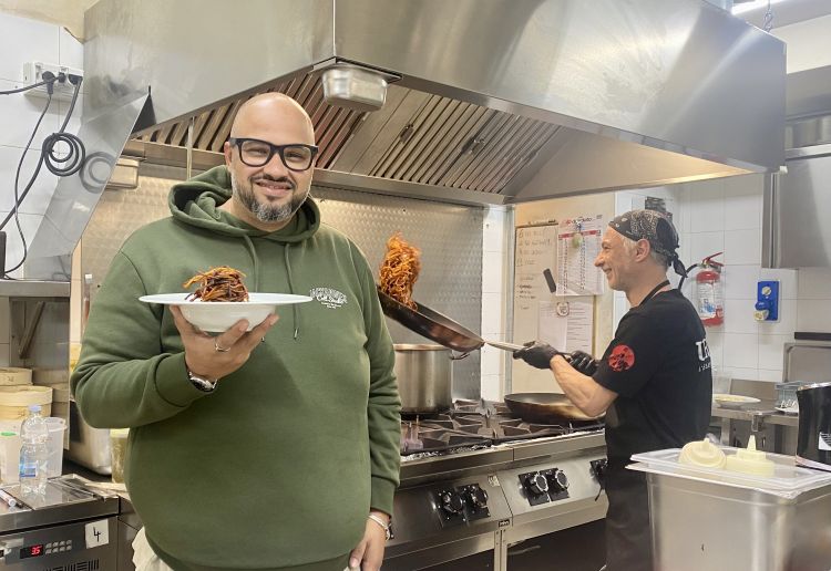 Celso Laforgia, co-fondatore di Urban Assassineria Urbana, con lo chef&nbsp;nella cucina del suo ristorante
