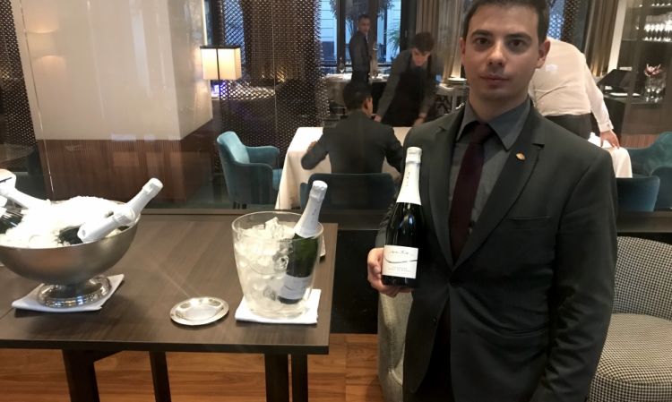 L'head sommelier Andrea Loi