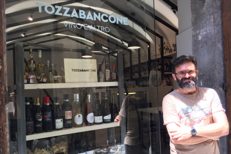 Dove fare scorta di vini prima di partire per la Costiera? Da Armando Pistolese di Tozzabancone in via Duomo 39 a Salerno, telefono +39.089.2865356. Vini naturali e perle bio dalla Campania e oltre
