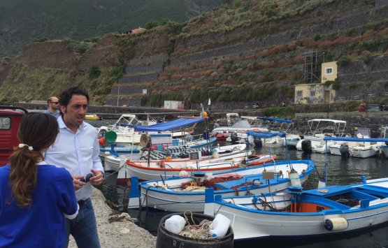 Con Luca Caruso al porto di Malfa, il luogo perfetto per acquistare pesce fresco (a patto di svegliarsi molto presto)
