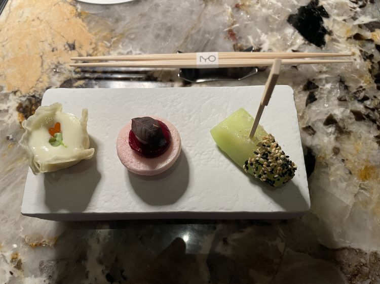 Benvenuto: Cetriolo barattiere, sesamo bianco e nero - Meringa di barbabietola, rabarbaro e aringa - Cialda con crema di patate, uova di salmone, wasabi