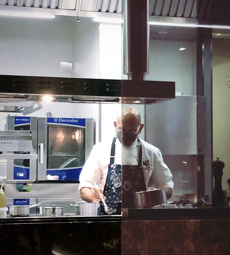 Lo chef Wicky Priyan dalla cucina a vista sulla sala. Foto di Marialuisa Iannuzzi
