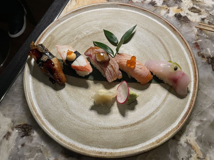 Sushi 5 - Nigiri di branzino, salmone scottato con uova marinate alla soia, ventresca di tonno e foie gras, king crab e maionese piccante, anguilla