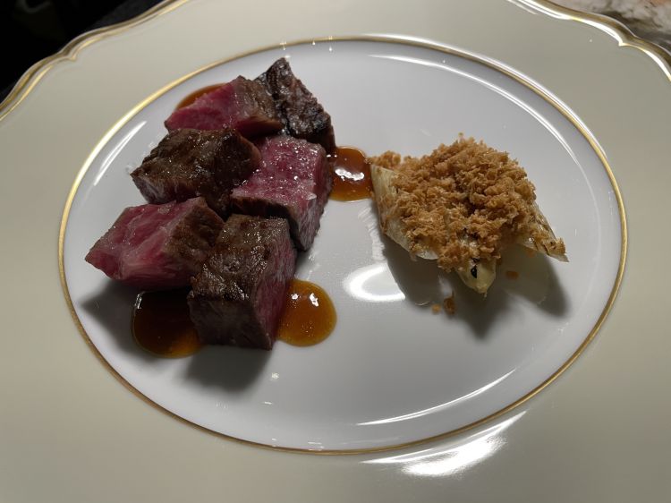 Robataiaki di controfiletto di wagyu A5, asparago bianco, bottarga di tonno e salsa ponzu al frutto della passione