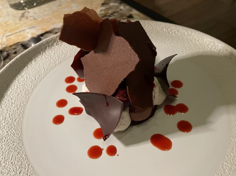 Foresta nera - Namelaka al cioccolato Macaé 62%, panna profumata alla vaniglia, sorbettto alla ciliegia, cialda al cacao e cioccolato