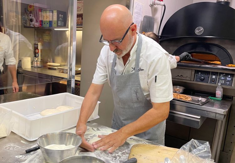 Franco Pepe al lavoro sulla sua pizza fritta