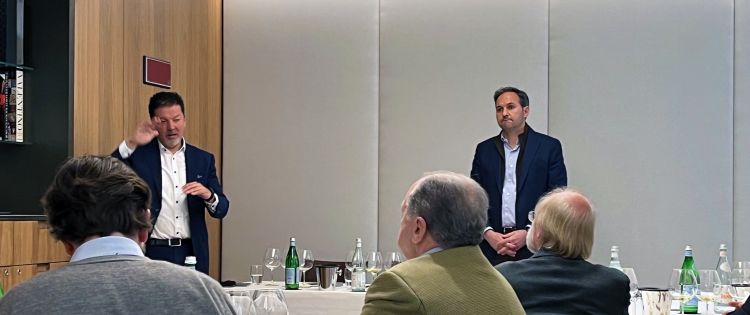 Il direttore commerciale Klaus Gasser e il kellermeister Rudi Kofler durante la degustazione
