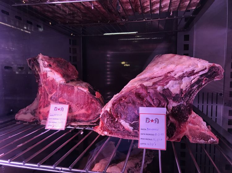 Carne in fase di maturazione negli appositi frigoriferi a temperatura controllata
