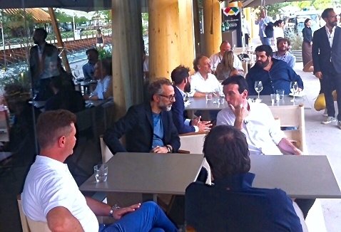 I grandi chef a tavola a Identità Expo: si riconoscono, tra gli altri, Enrico Cerea, Ugo Alciati (di spalle), Massimo Bottura che chiacchiera col ministro Martina, più in fondo Christian Costardi, Moreeno Cedroni, Antonino Cannavacciuolo, Paolo Marchi e Cesare Battisti