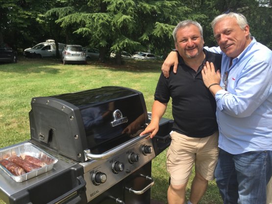 Mister barbecue Gianni Guizzardi con Davide Scabin, tra gli 80 ospiti che hanno cucinato nella due giorni

