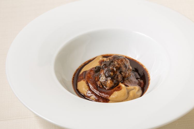 Cavolfiore, alghe e Cannunau, piatto di Francesco Stara del Fradis Minoris. Abbinato con Su'aro Marmilla Igt 2021

