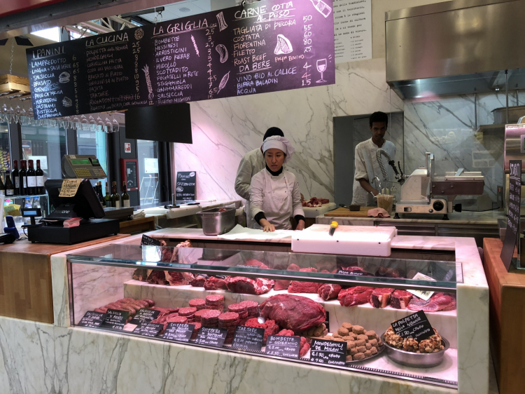Nell'attesa, ci si può consolare con la Macelleria Popolare al Mercato della Darsena, piazza XXIV Maggio (foto Zanatta)