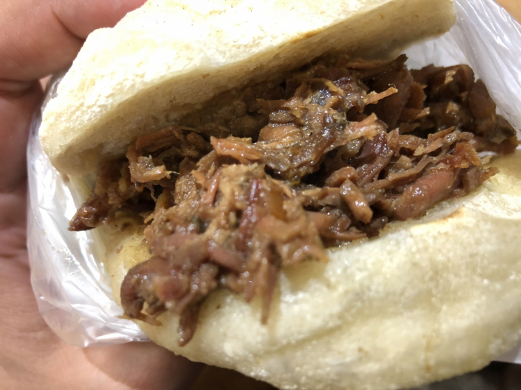 Il panino al brasato della Macelleria Popolare (foto Zanatta)
