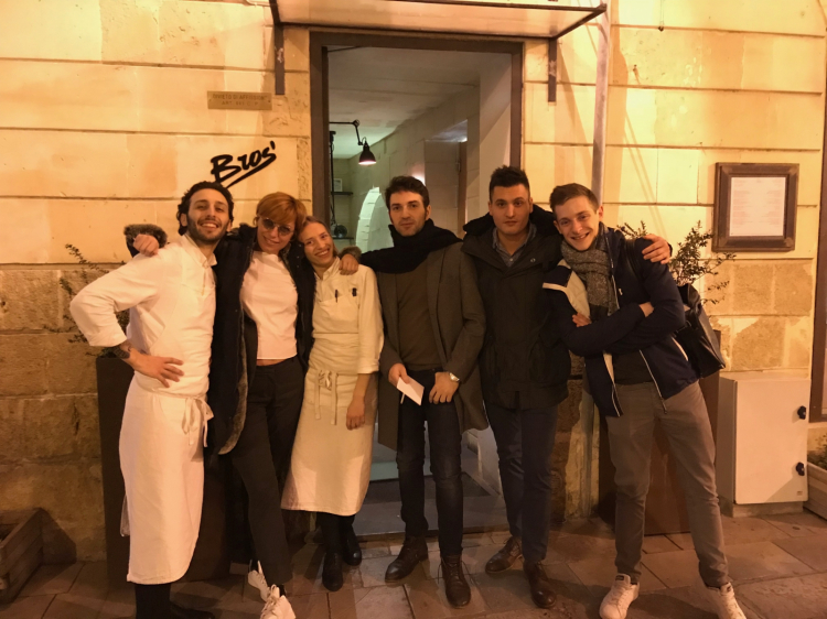 Foto notturna a Lecce: Floriano Pellegrino, la giornalista Monica Caradonna, Isabella Potì, Martino Ruggieri, Gabriele Boffa e Curtis Clement Mulpas
