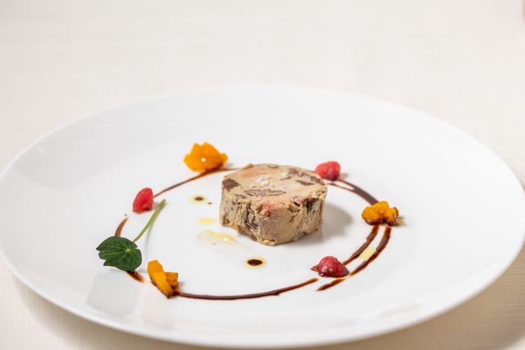 Salame di foie gras con uvetta e noci e mostarde fatte in casa, piatto di Claudio Sadler del Gusto by Sadler. Abbinato a Su'luci Passito Isola dei Nuraghi Igt 2020
