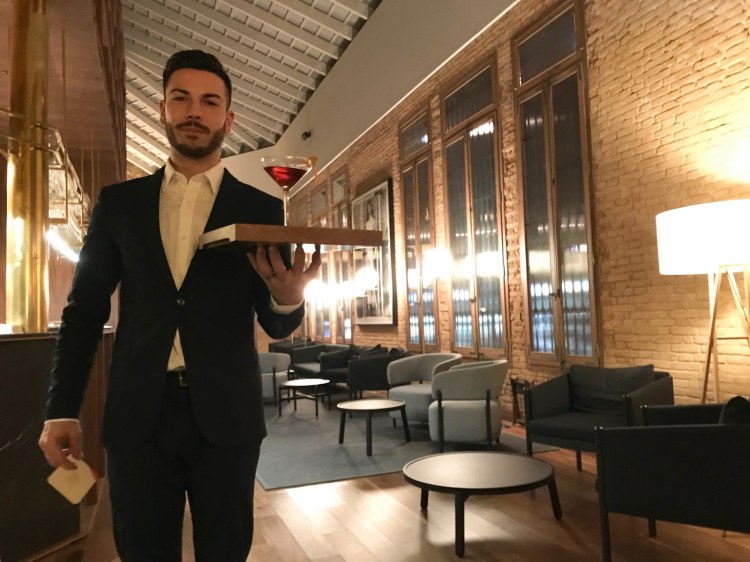 Luca Fabiani ci serve il cocktail d'inizio, Bambù Cocktail, con manzanilla sherry, vermouth dolce e vermouth secco. È una ricetta di María Dolores Boadas, la "gran dama” del cocktail
