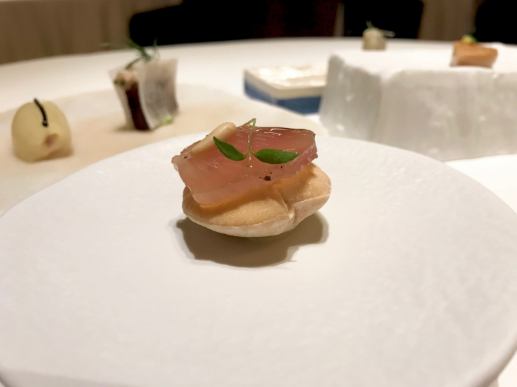 Tonno stagionato, pane tostato, estratto di tonno
