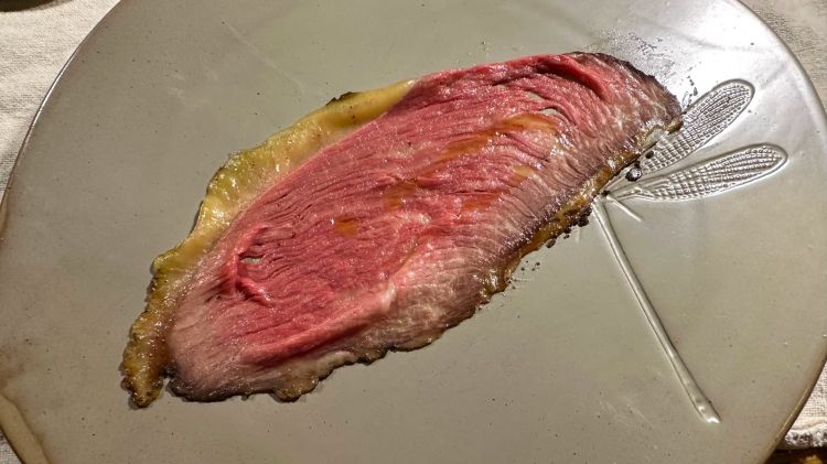 Roastbeef di manzo a cottura lenta con cipolla rossa, zucca sottaceto e crudité di carote e sedano. Il roastbeef è tenerissimo, al sangue e gustoso