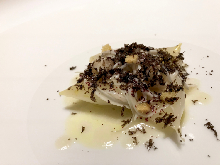 Another masterpiece: Angulas, roasted onions, eel broth and truffle. The angulas are very precious (and expensive) baby eels. The dish recreates the life of an eel, which lives between water and earth, the latter giving it its aroma, from the truffle and the crispy onion. Once again, the perfect acidity 
