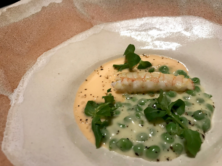 Scampi with peas, the cream of the two ingredients, asparagus and coconut
