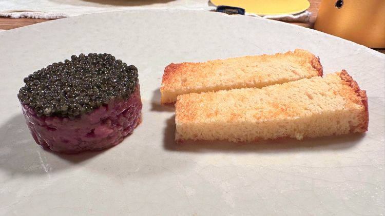 La nostra classica tartare con caviale e pan brioche fatto in casa