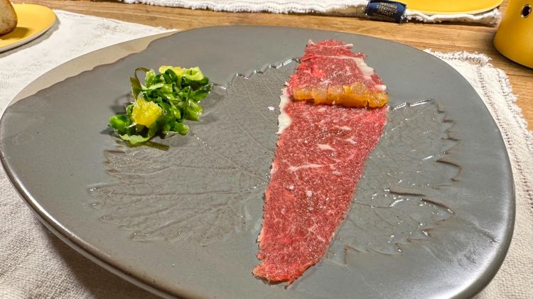 Tiradito di lombata inferiore stagionata sei mesi, con tonno pescato e gioco di verdure. Un piatto in cui vengono esaltati al meglio la grande qualità, il sapore intenso e anche il colore della carne di El Capricho
