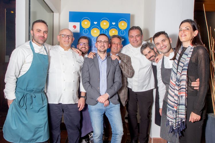 Gli chef sardi con Domenico Sanna, al centro; dietro di lui è Salvatore Pilloni e a destra è Roberta Pilloni, delle cantine Su'entu
