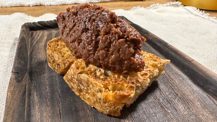 Morcilla artigianale di bue prodotta nella zona montagnosa di León, con la sua focaccia. Anche la morcilla (sanguinaccio) ha un gusto intenso e saporito ed è ottima da mangiare sulla sua focaccia abbrustolita come una bruschetta
