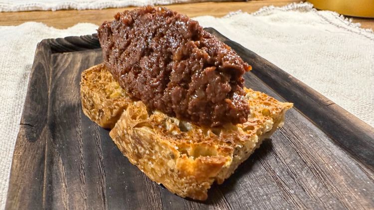 Morcilla artigianale di bue prodotta nella zona montagnosa di León, con la sua focaccia. Anche la morcilla (sanguinaccio) ha un gusto intenso e saporito ed è ottima da mangiare sulla sua focaccia abbrustolita come una bruschetta
