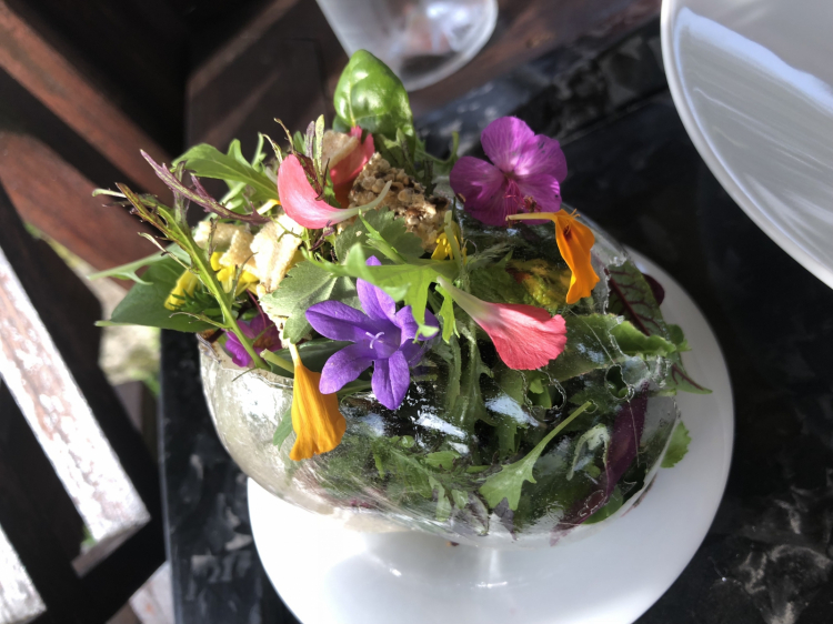 ...base di Effetto Serra, insalata di erbe e fiori, racchiusa in un cerchio di isomalto solido
