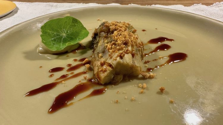 Melanzana alla brace con salsa in stile teriyaki, purea di melanzane al burro e granella di arachidi tostate salate. Alla melanzana arrostita sulla brace viene tolta la buccia ed estratta la polpa e viene separata dal succo con il quale viene preparata una salsa in stile teriyaki. È servita con una purea di melanzane al burro e granella di arachidi tostate salate. La melanzana rimane tenera, gustosa e con un piacevole retrogusto affumicato dato dalla cottura alla brace
