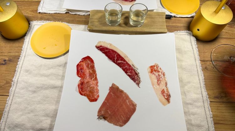 Nuovi tagli con diversi tempi di stagionatura: redondo 2 mesi, llana 4 mesi, vacío 6-8 mesi e costilla 14-18 mesi. I diversi tagli del bue - dal più delicato al più intenso - vengono accompagnati da un’essenza di pomodori