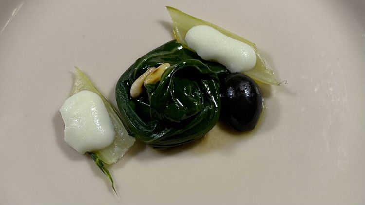 Bietole dell'orto gratinate nel grasso di manzo con pinoli e olive nere. Ottimo piatto quasi vegetale