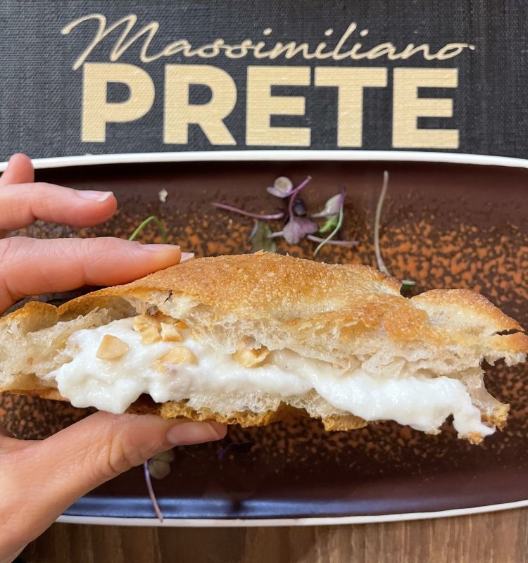 Fa Croc - Il baccalà
Baccalà mantecato, granella di nocciole Piemonte IGP, erbe aromatiche di stagione: un assaggio memorabile a cura di Massimiliano Prete