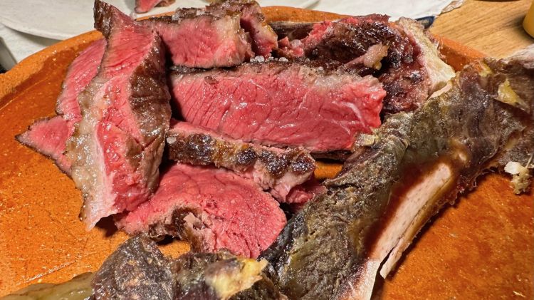 ...ed eccola: Costata di bue selezione José Gordón con insalata mista e funghi porcini. Nel nostro caso la razza scelta è la Minhota portoghese che ha una consistenza un po’ tenace, ma anche un gusto deciso ed intenso come piace a noi. È, ovviamente, servita perfettamente al sangue