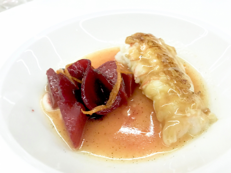 Scampo con barbabietola in crosta di sale, arancia confit, vinaigrette alla vaniglia e arancia
