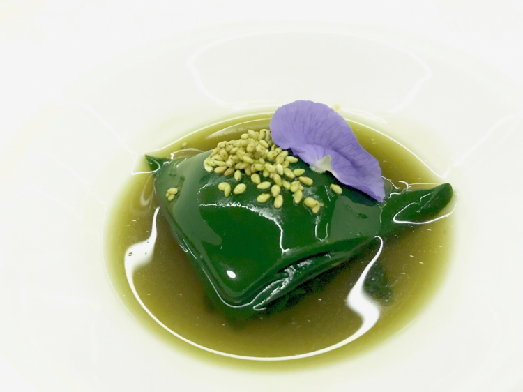 Ravioli agli spinaci, alghe e tofu, sesamo, spinaci marinati, consommé di tè Matcha