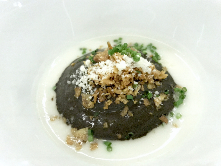 Zuppa di topinambur con spuma di aglio nero e parmigiano