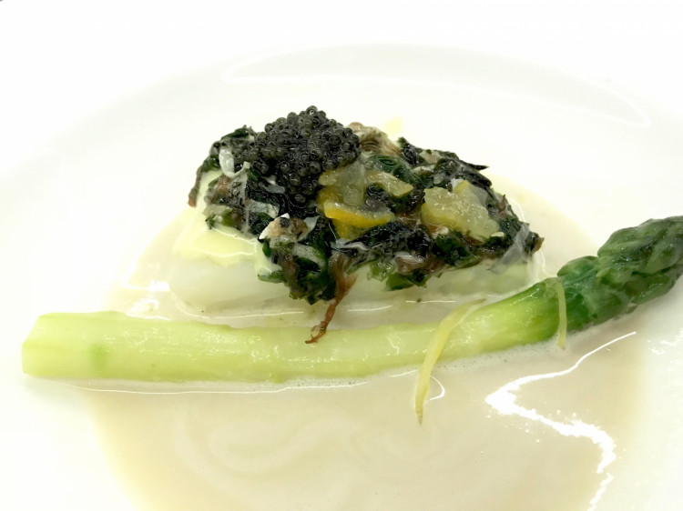 Skrei cotto in camicia e arrostito, insalata di alghe, asparagi e yuzu confit