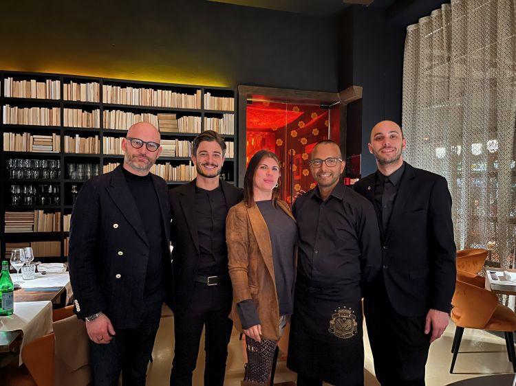 Il team di Oriental: il direttore di Aredocks Marco Zani, Gianmarco, sala, Joelle Tambone, responsabile della comunicazione, ..., sommelier - Foto AC
