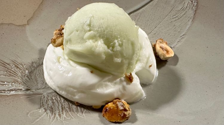 Sorbetto alla mela verde con yogurt di Coladilla e nocciole zuccherate
