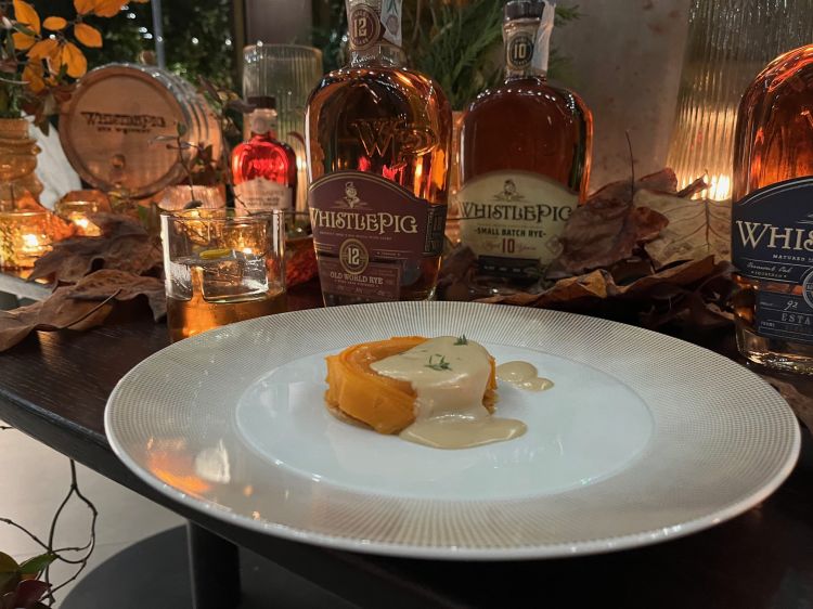 Patata dolce, pasta fillo e crama al fieno con il cocktail Pig Robber a base di Whistlepig 12 years