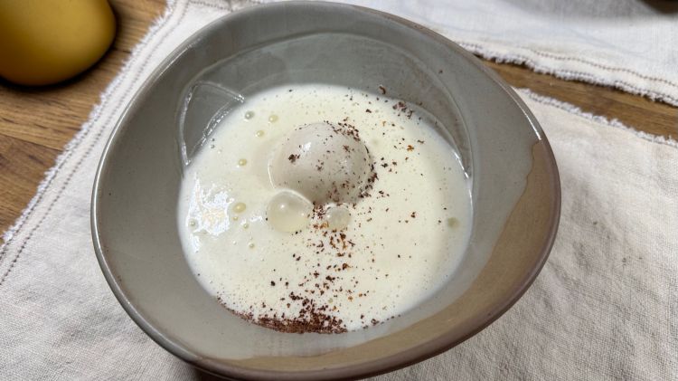 Torta di pasta frolla con gelato al biscotto e spuma di cioccolato bianco