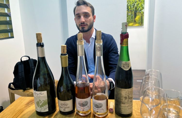 Giovanni Luigi Brumat, brand manager di Cantina Toblino, con i vini degustati
