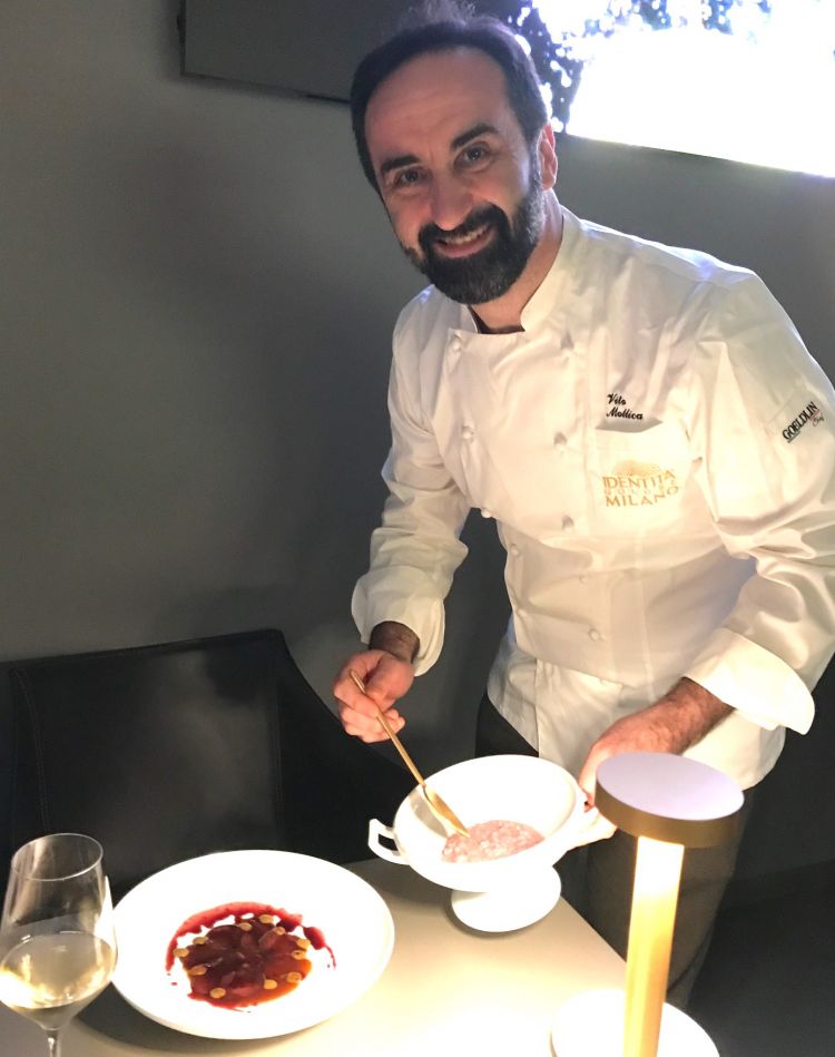 Lo chef Vito Mollica impiatta il Risotto al tavolo - Foto: AC
