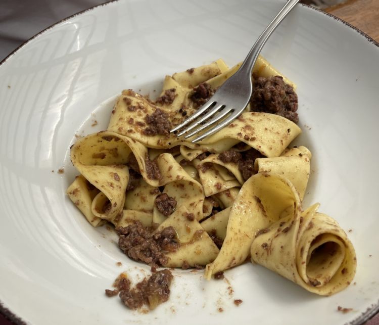 Pasta fresca con ragù di selvaggina